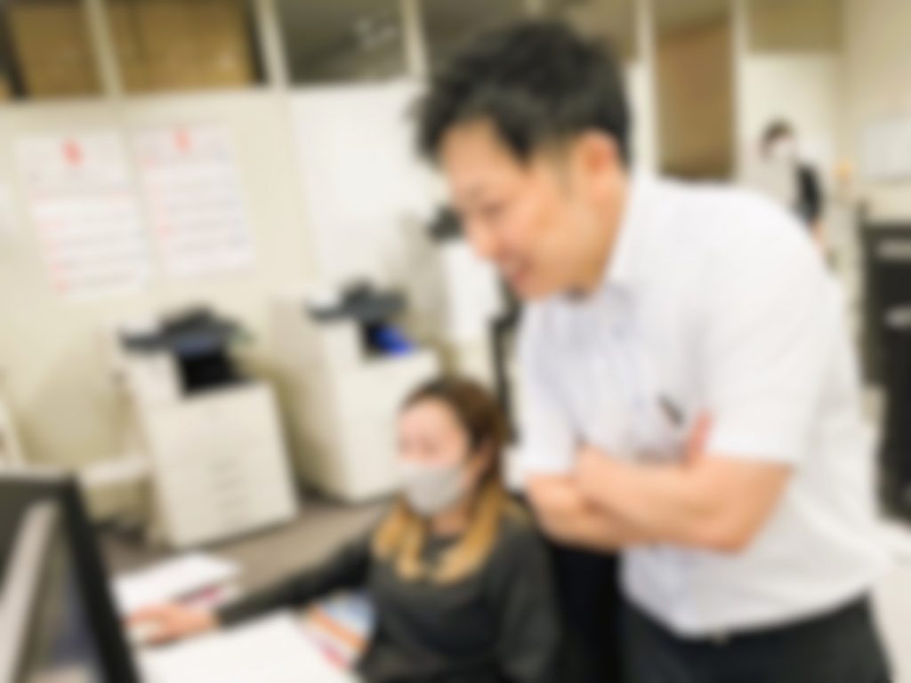 営業職業務中の写真①